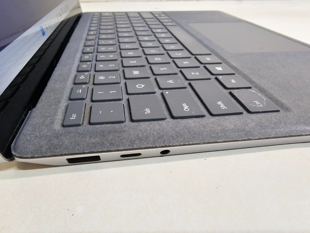 Microsoft Surface Laptop 4 1958 - 2.2 GHz Ryzen 5 8GB 256GB 13.5