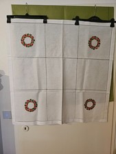 Handgefertigt &ndash; mittlere Tischdecke &ndash; 85/85 cm &ndash; Wei&szlig; mit roten Apfelkr&auml;nzen