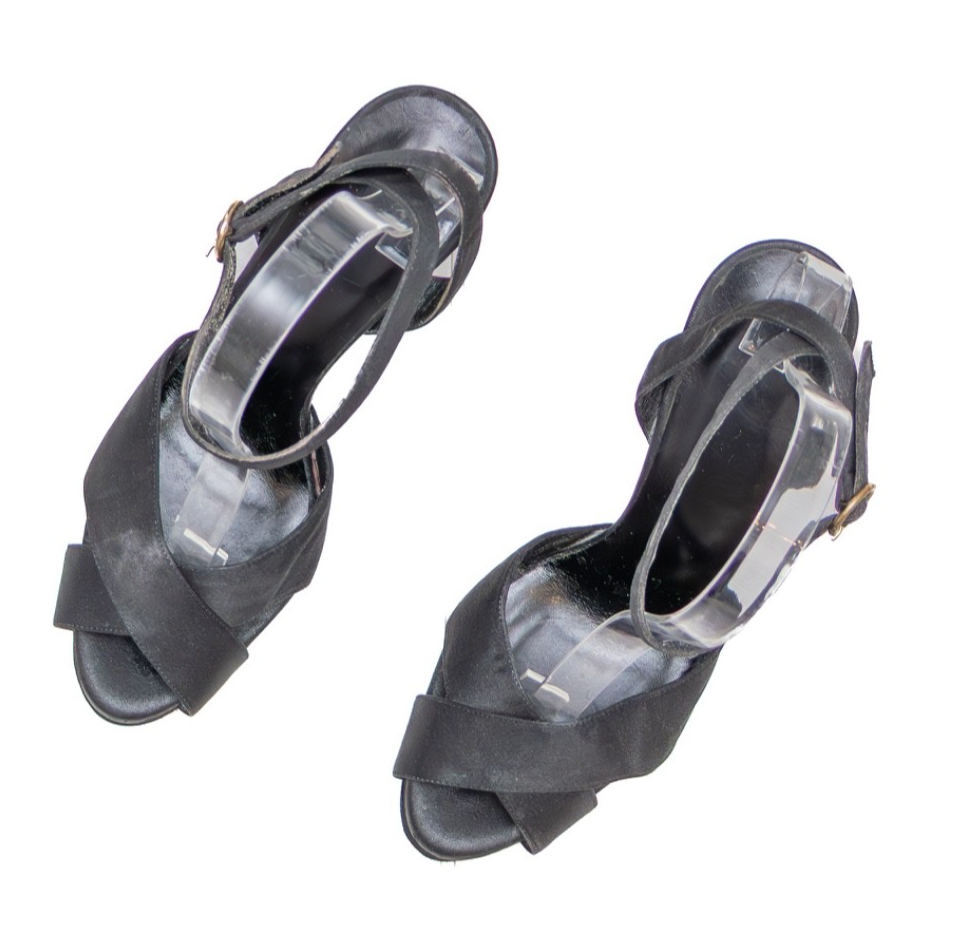 Sandali vintage Yves Saint Laurent neri con cinturino alla caviglia in raso e tacco alto taglia 36 5