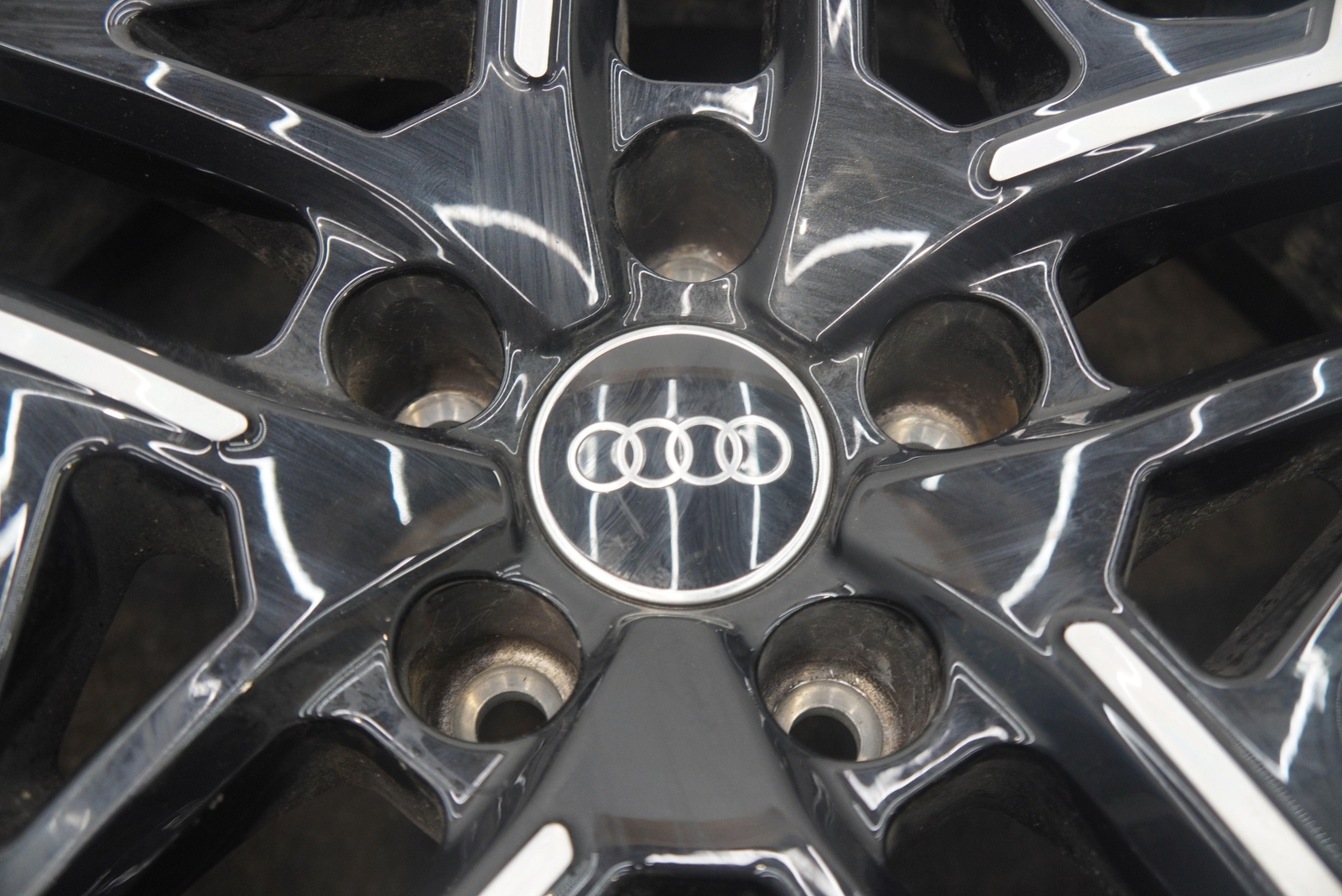 Front 20X8.5" Inch 5 Slotted Spoke Wheel Rim 4S0601025AF OEM Audi R8 2020-23