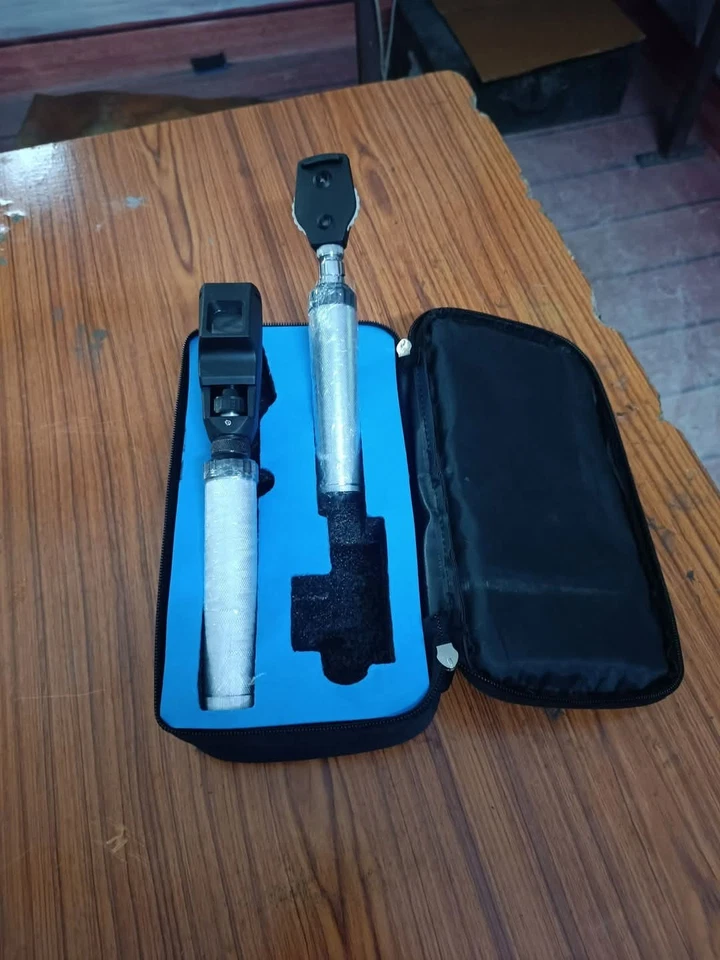 Retinoscopio Comboset of Streak y oftalmoscopio directo recargable Foto 2 de 4