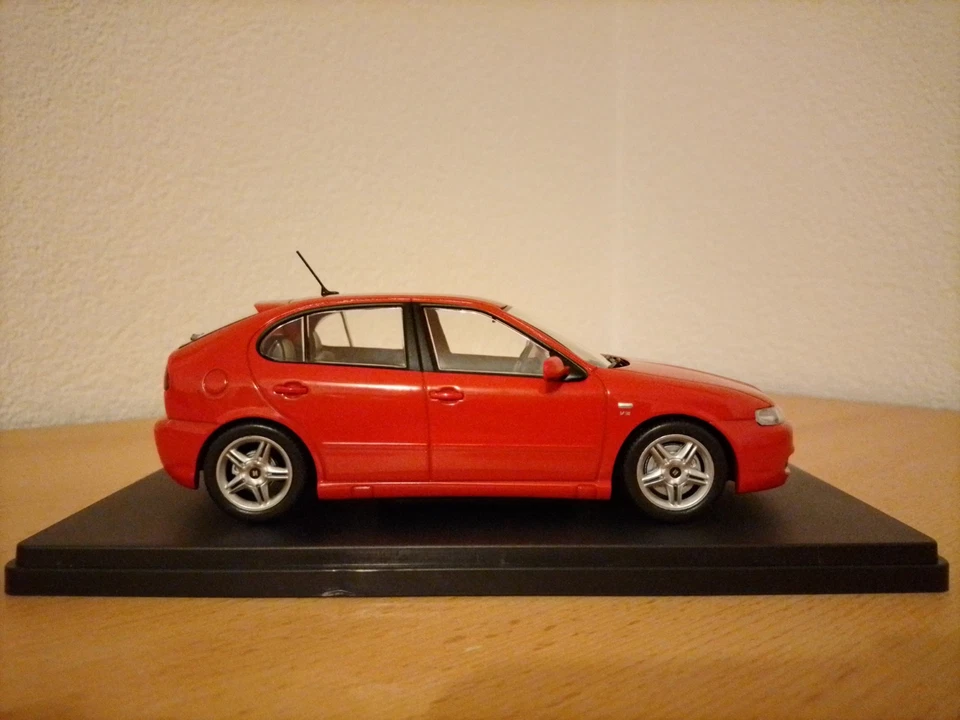 SEAT LEON CUPRA 4 V6, 2001, LEO-MODELS, 1:24, ROT, IN VITRINE, NEUW., RAR. - Bild 2 von 4