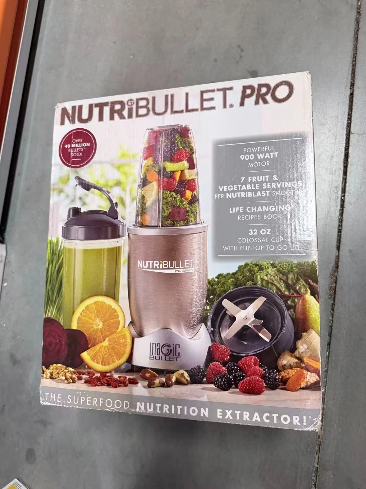 NUTRIBULLET Pro 900 Watts 9 Piece Set + Lot of Extras
