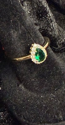 10 K Gelbgold Smaragd Träne Ring mit weißen Saphir Akzenten Ringgröße 7