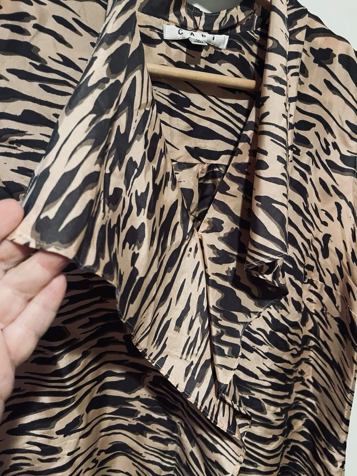 Blusa animal CAbi 100 % seda sin mangas con volantes talla mediana rosa gris Foto 3 de 4