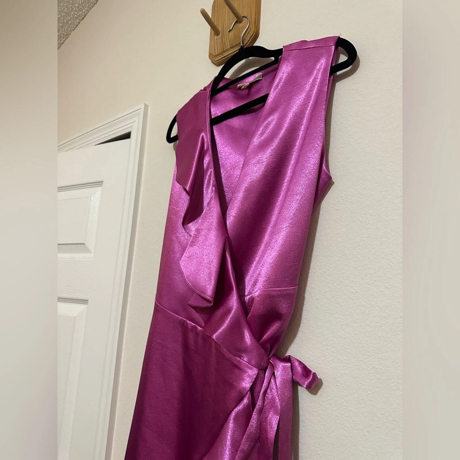 Abito Maje rosa raso midi senza maniche avvolgente con volant taglia L San Valentino Barbie matrimonio