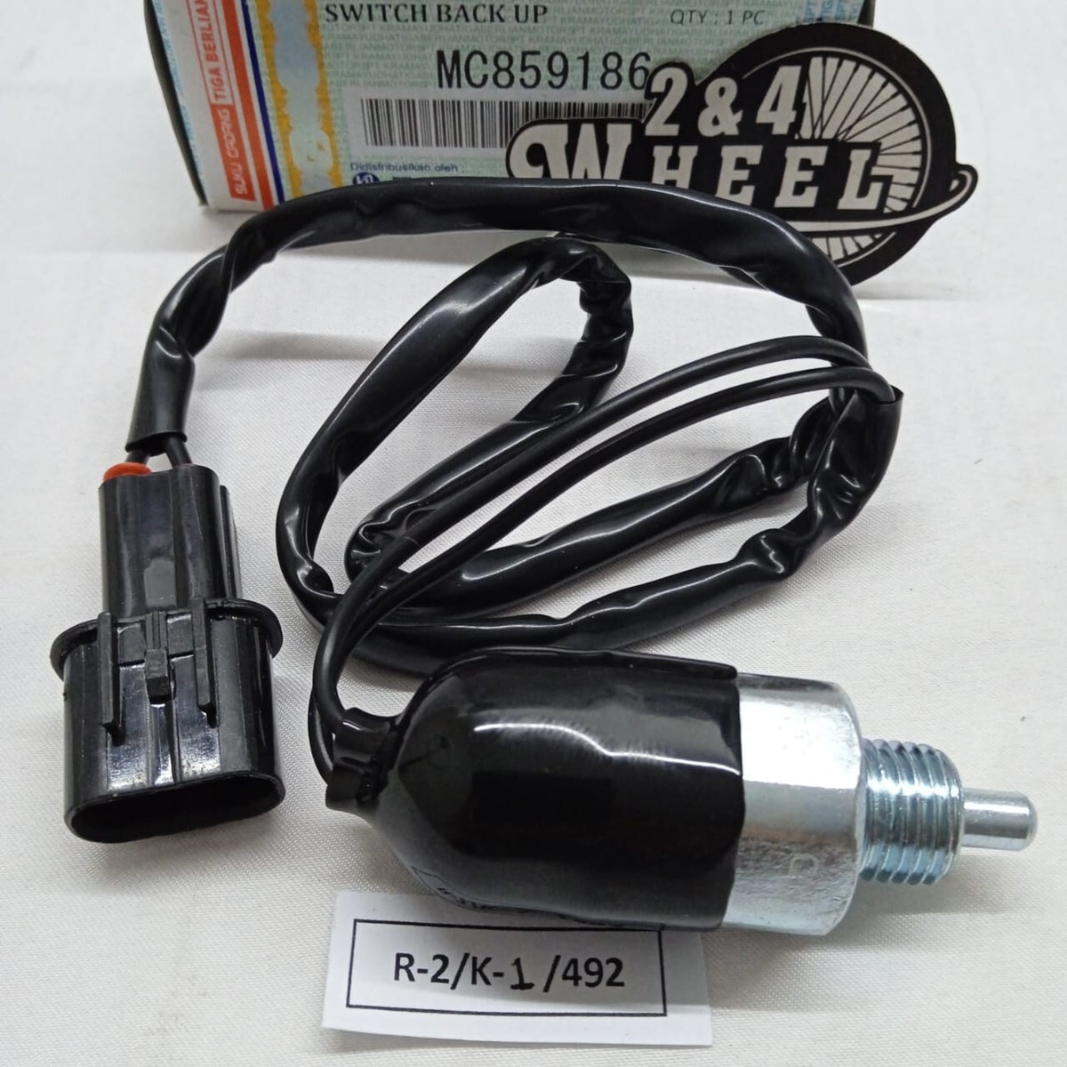 M.C.D MACHINE鋲ベルト MC859186 Mitsubishi Switch Back Up M/T G/SHF B/UP Lamp NEW