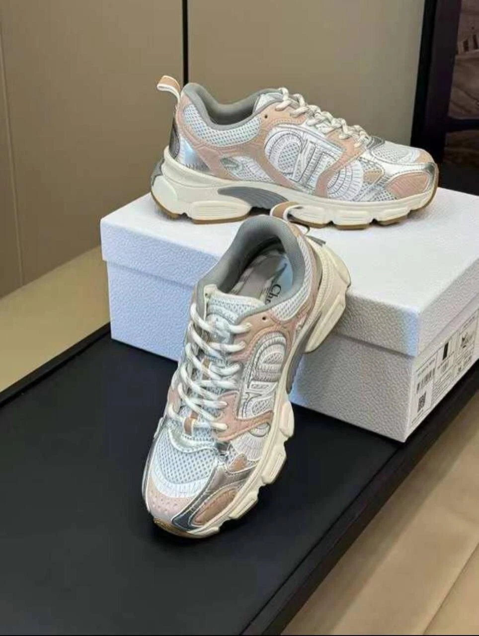 Baskets Dior Chrono maille blanche avec cuir laminé nude et argenté   effet