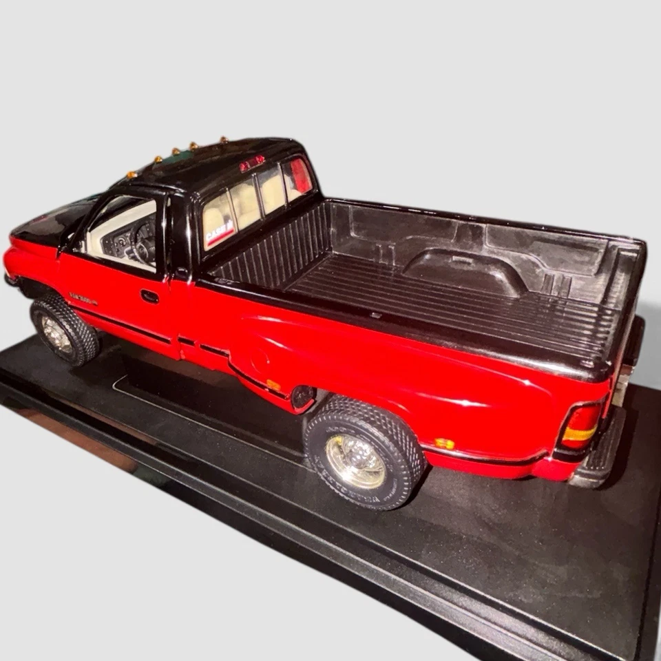 Vintage 1/18 Case IH Dodge Ram 3500 Pickup Dually - Image 3 of 4