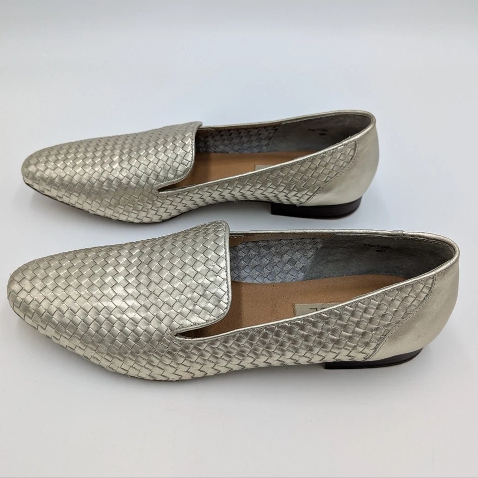Mocasín plano Nicole Pretzel plateado tejido sin cordones para mujer 10M cuero punta almendra Foto 3 de 4