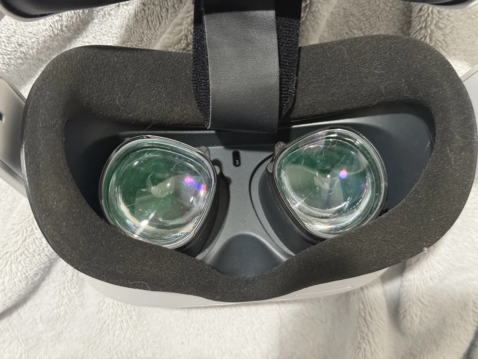 Meta Quest 2 VR Headset 128GB w/ Controllers - Excellent Condition - Image 3 of 4