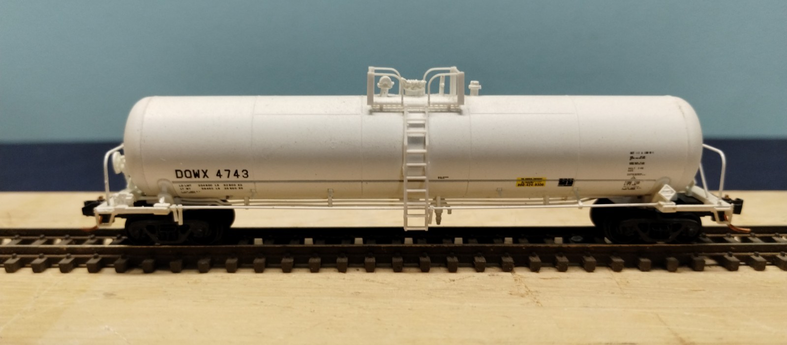 N Scale DOWX  Tank Car With Microtrains Trucks