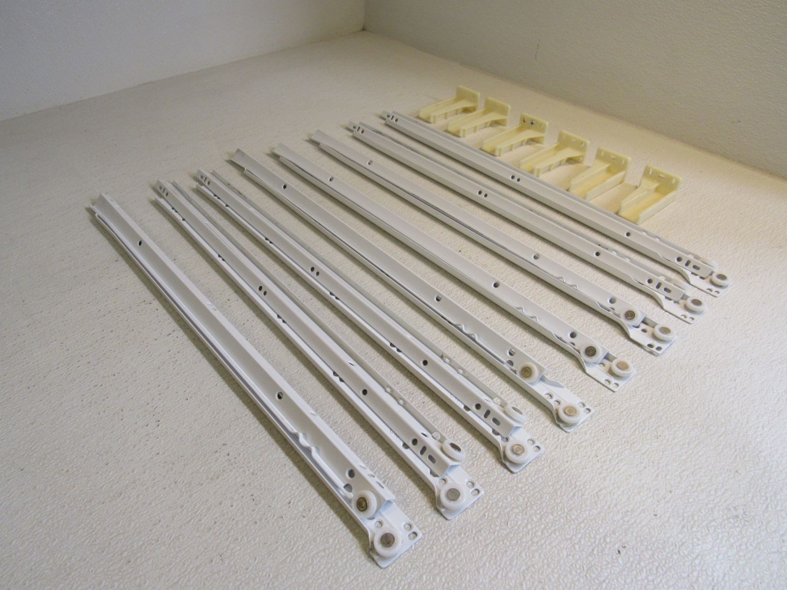 Lot Of 4 Sets 22-in Bottom Mount White