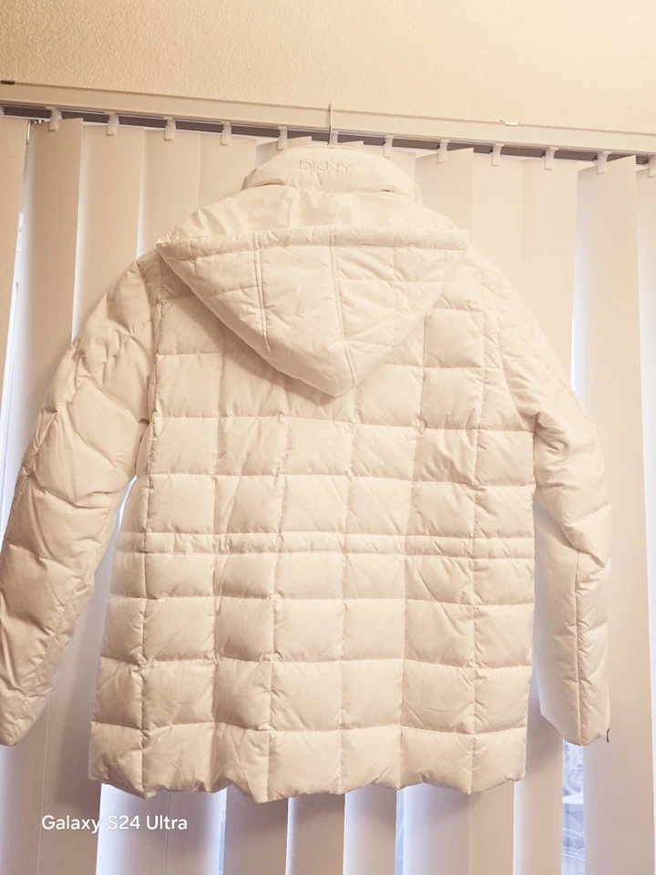 Casaco/jaqueta acolchoada com capuz feminino DKNY GG - Imagem 2 de 3