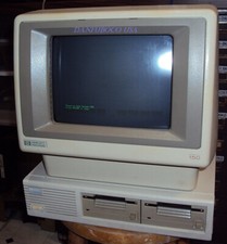 HP model 150 computer with 9122 dual floppy unit, powers up OK, No keyboard 1984