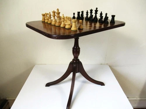VINTAGE 1930 TILT TOP CHESS TABLE AND  STAUNTON CHESS SET K78 mm & BOX