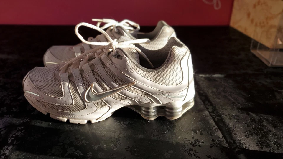 Zapatos para correr Nike Shox Navina para mujer blancos plateados brillantes talla 10 392868-105 Foto 2 de 4