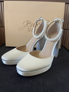 Badgley Mischka Ivory Satin Ankle Strap High Heel Bridal Shoes Size 6