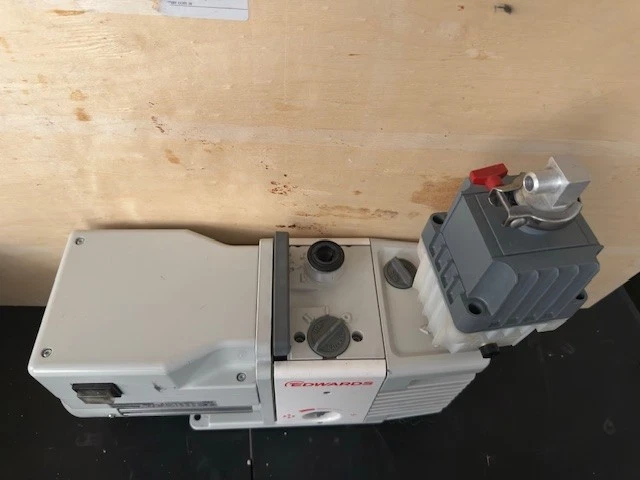 Bomba de vácuo de palhetas rotativas Edwards RV3 com filtro de névoa de óleo - Imagem 2 de 3