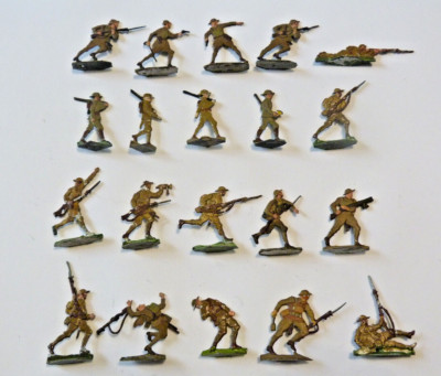 Plats d'étain - Flat tin - Zinnfiguren - 22 Soldats en étain