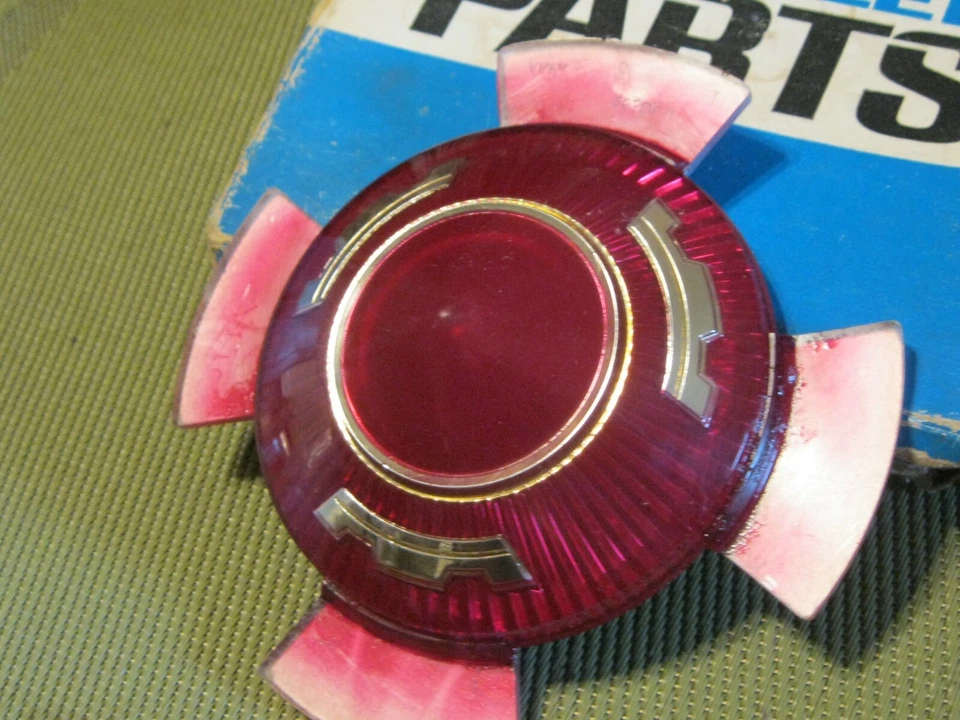 Ornamento de tampa de roda NOS Mopar 1965 Chrysler Newport, na caixa - Imagem 3 de 4