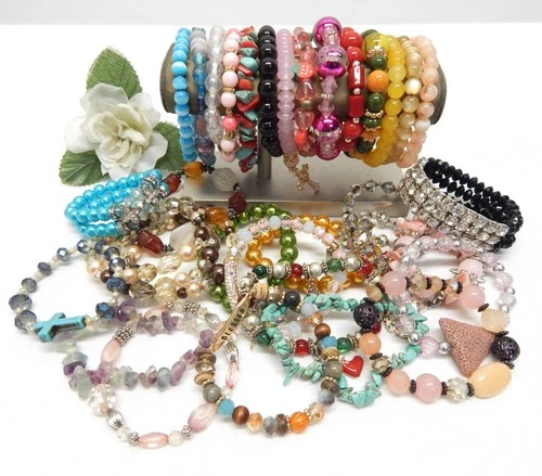 VINTAGE TO NOW FASHION/COSTUME JEWELRY BEADED BRACELET LOT, ASSORTED MATERIALS