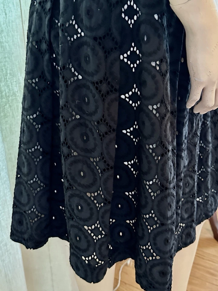 Saia Banana Republic preta ilhós sobreposição de renda branca LIning plissada - Imagem 4 de 4