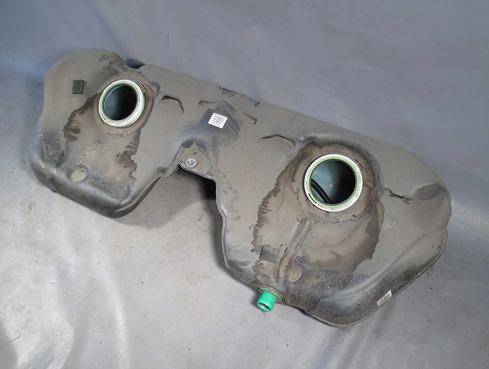 BMW E90 E92 E93 M3 ///M Tanque de suministro de combustible de gasolina de fábrica de plástico 2008-2013 usado OEM Foto 4 de 4
