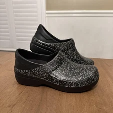 Crocs Shoes Womens Size 7 Black Gray Neria Pro II Graphic Clog Slip Resistant