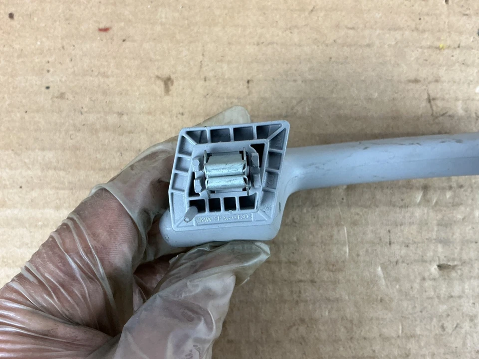 BMW 535i xDrive 550i 2011-2016 - mango de agarre trasero OEM Foto 3 de 4