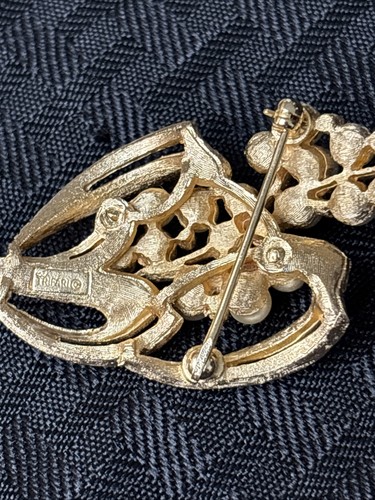 Vintage Trifari Gold Tone Faux Pearls Crystals Brooch Pin - Picture 5 of 8