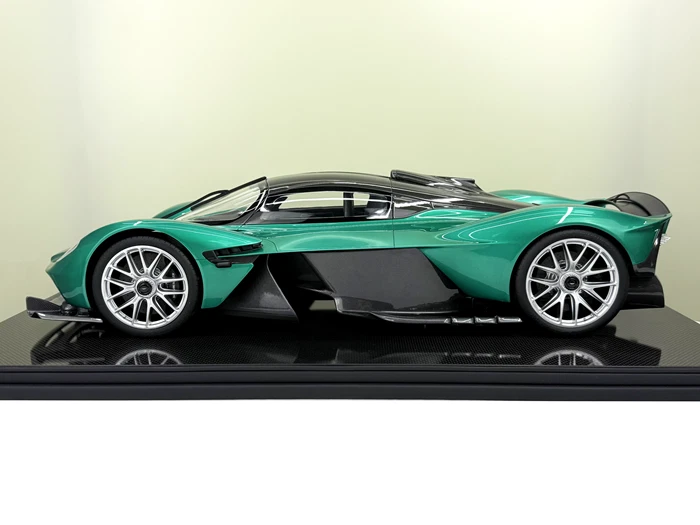 1/8 FrontiArt Aston Martin Valkyrie In British Green Su Base In Fibra F144-60 - Immagine 2 di 4