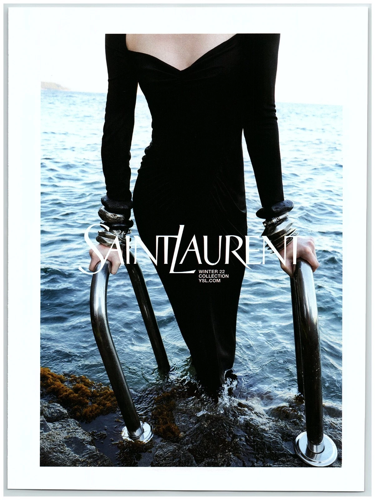 SAINT LAURENT (YSL) Pubblicità Stampa Saint Laurent 2022 Collezione Inverno 22 Abito Lungo Nero Scale Oceano