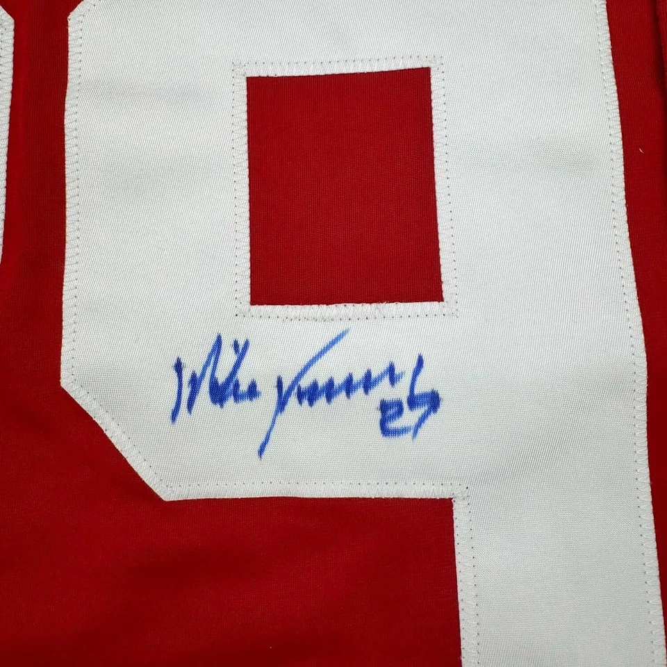 Camiseta deportiva de hockey enmarcada autografiada/firmada Mike Vernon 35x39 roja de Detroit certificado de autenticidad JSA Foto 2 de 2