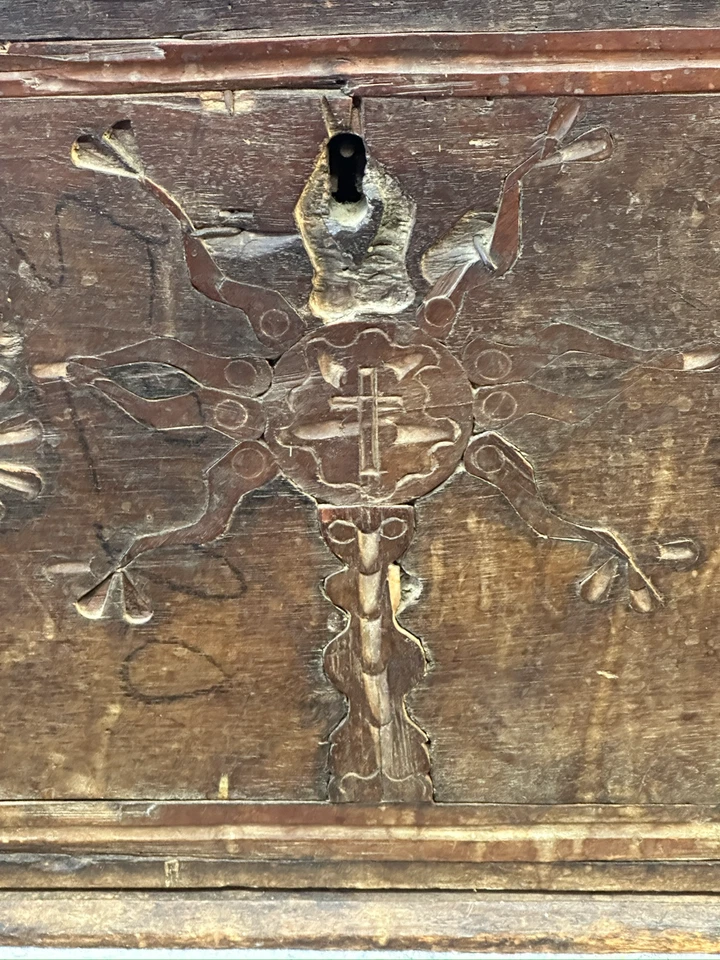 Antiguo cofre peregrino 1600 árbol escorpiano pájaro de la vida cofre colonial tallado Foto 3 de 4