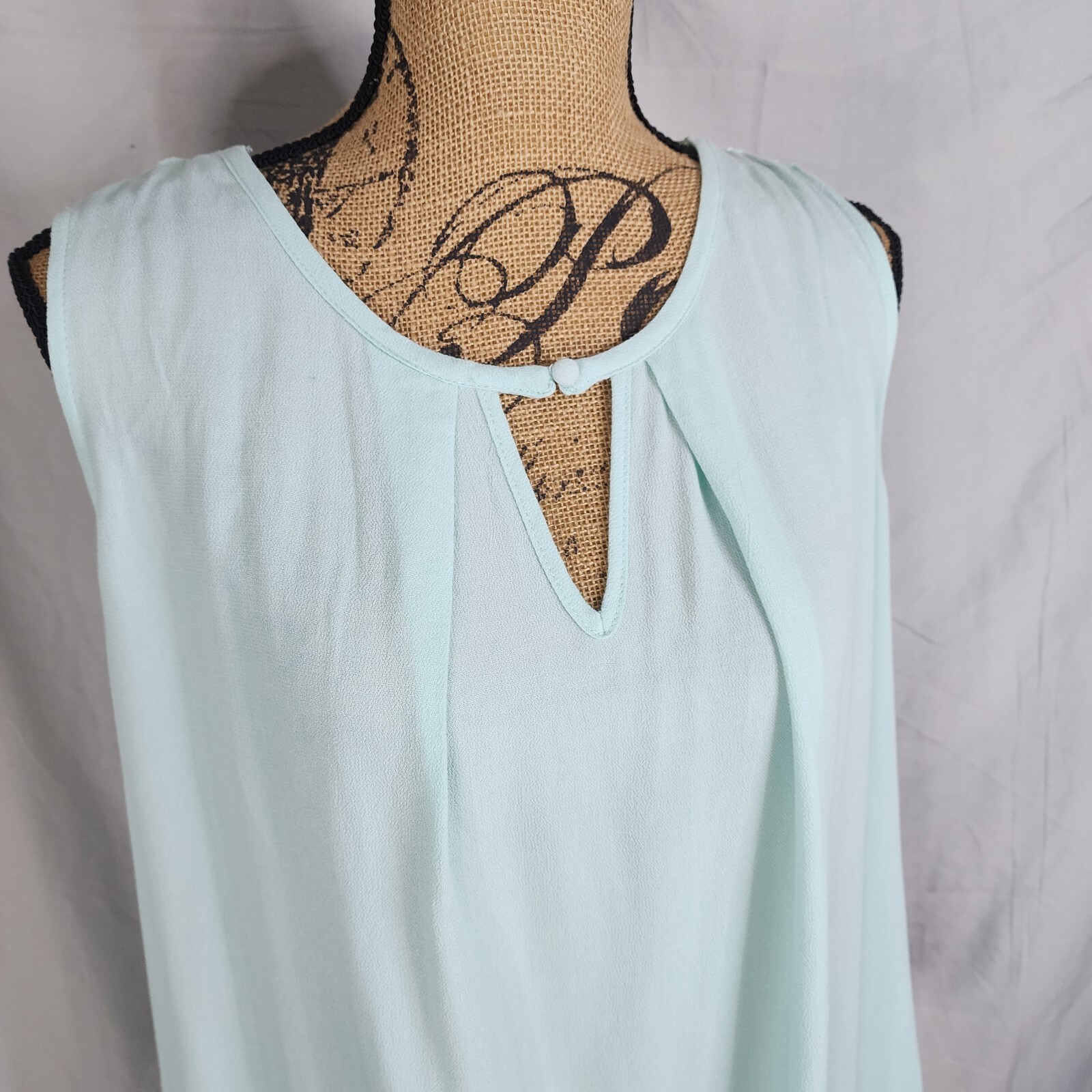 New ANDREE by UNIT Size Medium Crochet Lace Back Keyhole Neck Sleeveless Blouse