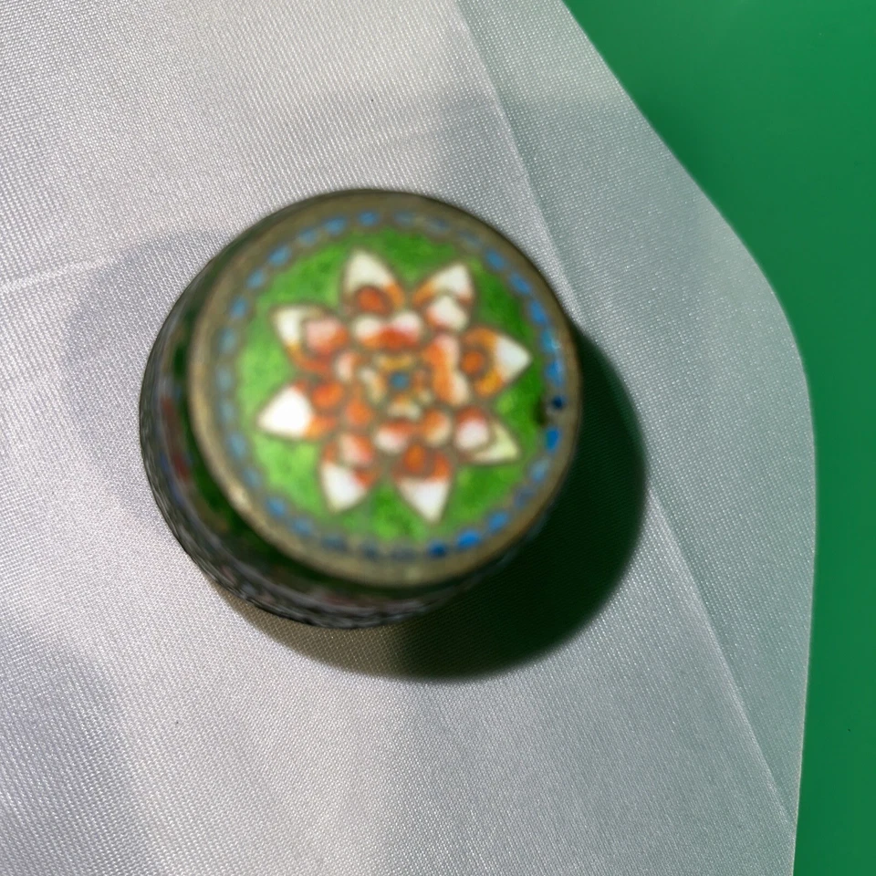 Caja china Cloisonne con forma de barril de 3 1/2 pulgadas - crisantemo rosa verde Foto 4 de 4