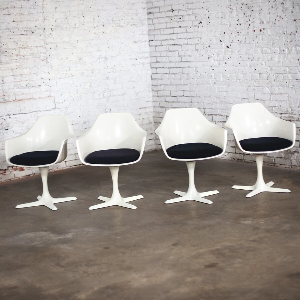 Juego de 4 sillones giratorios MCM Tulip concha blanca y cojines negros de Burke Foto 4 de 4