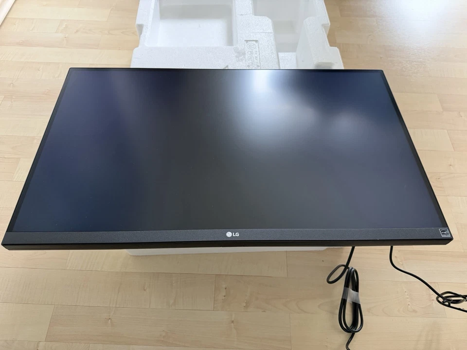 LG UltraFine 27UN880P-B Ergo Monitor 27 Zoll (68,4 Cm) - Bild 2 von 4