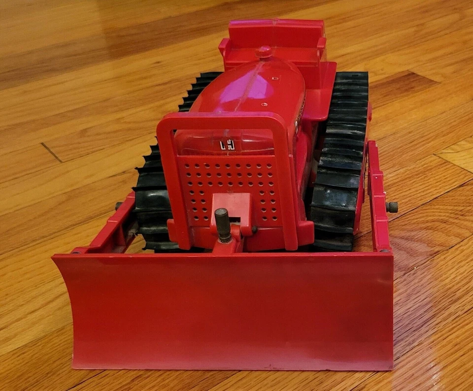 RARE VINTAGE 1950s PRODUCT MINIATURES INTERNATIONAL HARVESTER TD-24 DOZER - Image 2 of 4