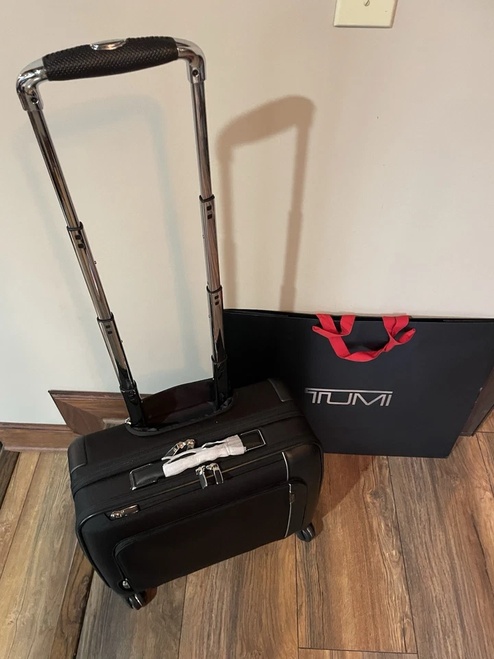 NUEVO Maletín compacto de 4 ruedas Tumi ARRIVE 17,5” - NEGRO - $1.495,00 Foto 3 de 4