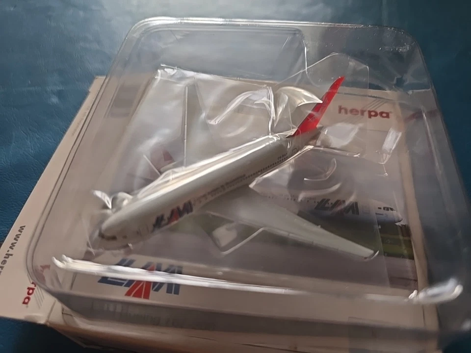 HERPA - 1/500 - LAM - Boeing 767-200 -  art. 512770 - Immagine 4 di 4