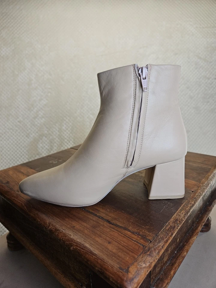 Signature Journee Collection Tabbie Ankle Bootie Pointed Toe Tan Chic Sz6.5 NWOB - Image 2 of 4