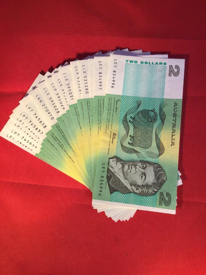 Billete de $2 decimal de papel australiano sin circular del paquete traje secuencial graduación profesional? Foto 3 de 4