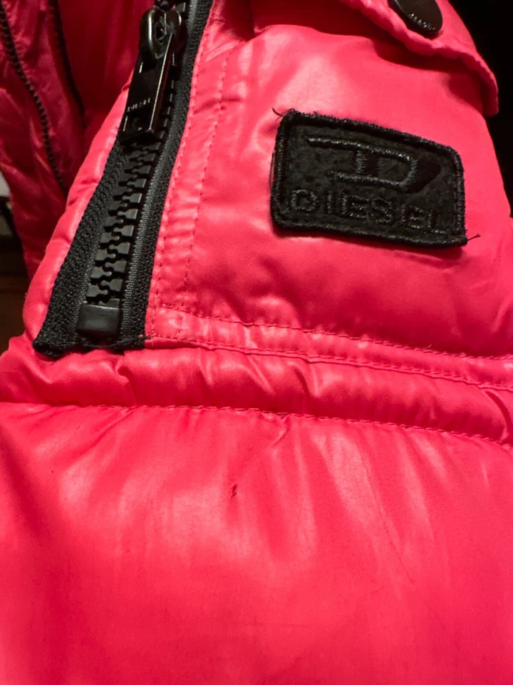 CHAQUETA CON CAPUCHA ACOLCHADA RIBETE PIEL SINTÉTICA DIESEL para niñas talla (10-12) rosa Foto 3 de 4