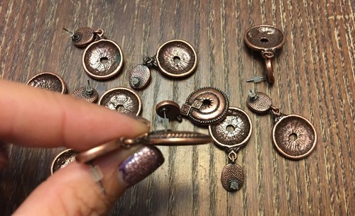 Lote de 5 pares de ajustes de pendientes colgantes de piedra añadidos estilo boho ornamentado enchapado en cobre NOS - Imagen 5 de 5