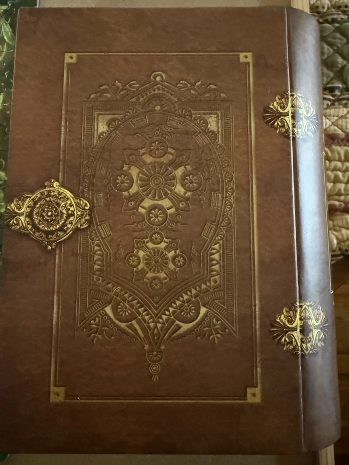 Masterpieces Down The Rabbit Hole Alice in Wonderland 1000 Pc Puzzle Book Box - Image 2 of 4