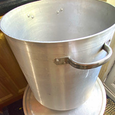 Large Aluminium Commercial Stockpot Cooking Pot with Side Handles it’s doesn’t l