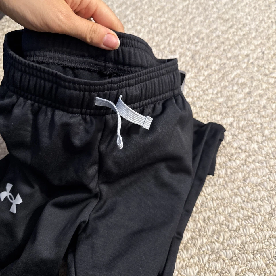 Pantalones cónicos Under Armour Pitch gris/negro UA Brawler 2.0 jóvenes pequeños Foto 3 de 4