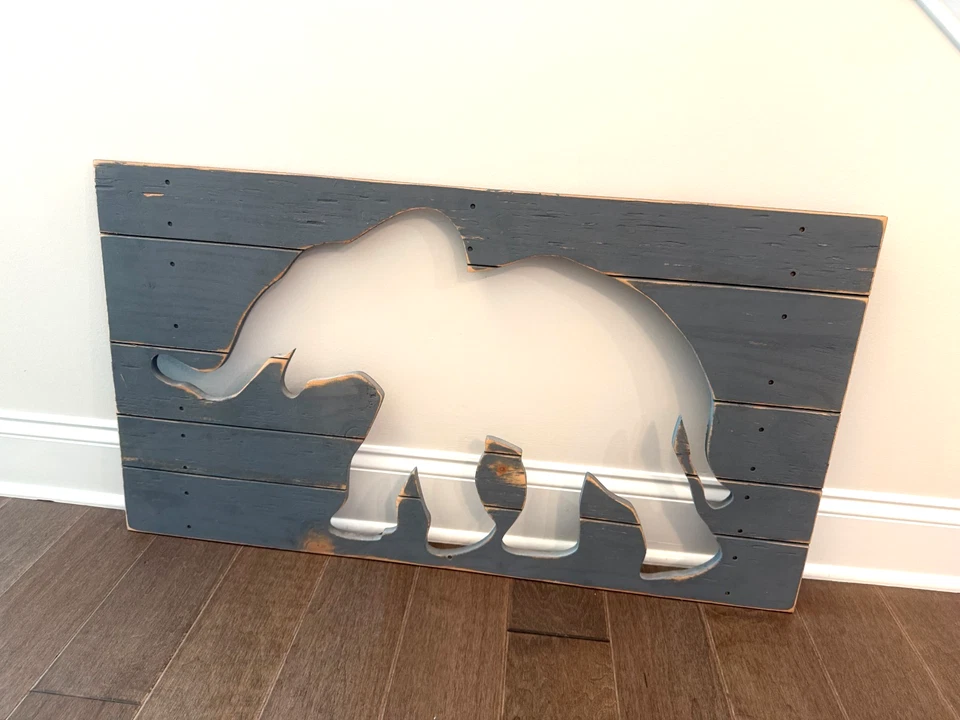 Arte de parede Pottery Barn Kids elefante angustiado PBK berçário de bebê cinza em excelente estado usado - Imagem 2 de 2